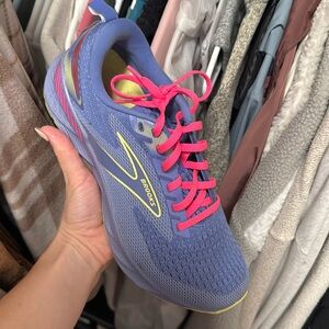 Brooks running shoes. Only worn a few times 🏃‍♀️